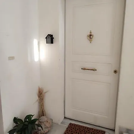 Lovely Small * 干尼亞